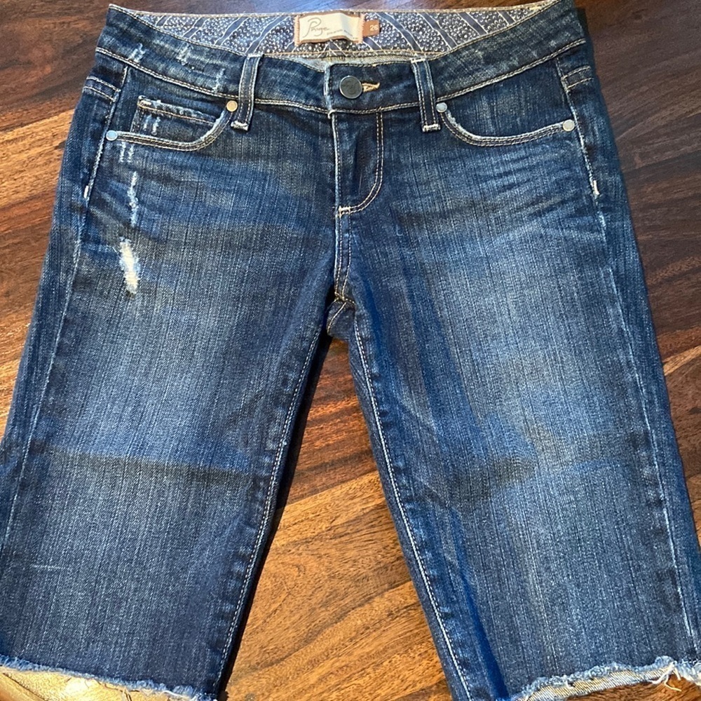 Sz 26 Paige Denim Cut Off Jean Short 11.5” Inseam Medium Wash Rear Pocket Detail